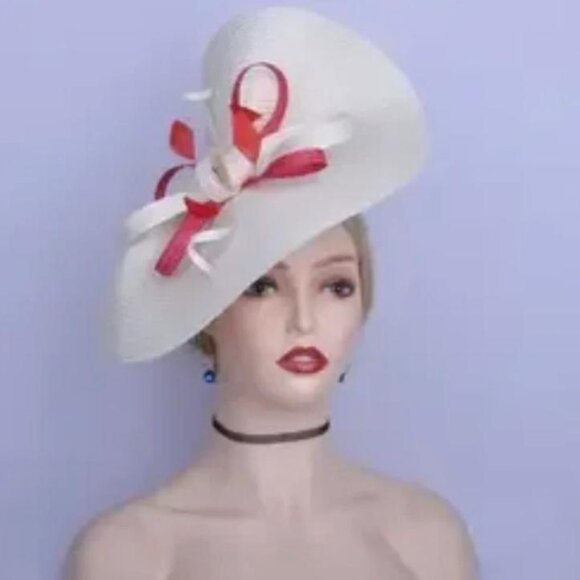 Brand new Cream Fascinator adorned with Red Bow for ladies - Picture 1 of 1